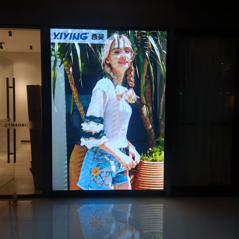 西英助力佛山某服裝店面P2.5全彩屏顯示項目